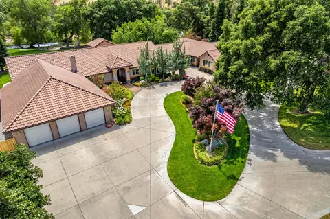 Exterior - 40863 Sierra Dr #D, Three Rivers, CA 93271 photo 2 of 36