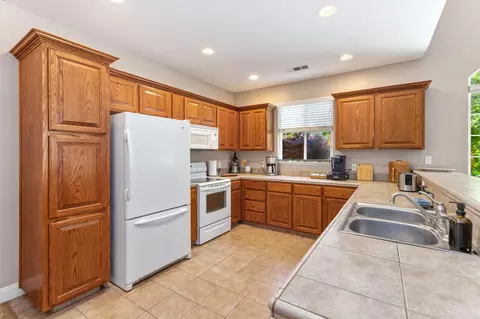 Kitchen - 40863 Sierra Dr #D, Three Rivers, CA 93271 photo 10 of 10