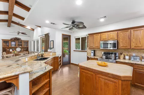 Kitchen - 40863 Sierra Dr #D, Three Rivers, CA 93271 photo 6 of 10