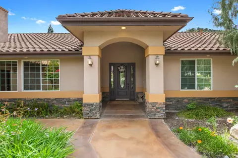 Exterior - 40863 Sierra Dr #D, Three Rivers, CA 93271 photo 7 of 36