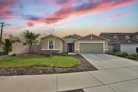 892 La Dawna St, Tulare, CA 93274