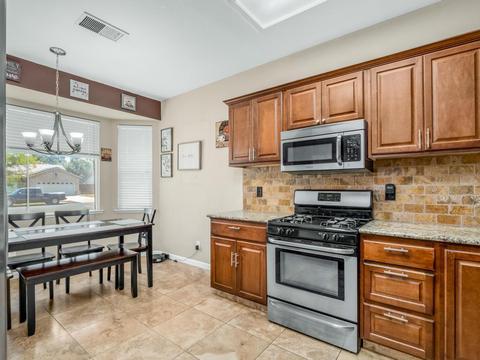 1125 E Cinnamon Dr, Lemoore, CA 93245 photo 9