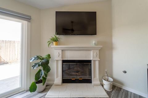 2575 Elsinore St, Tulare, CA 93274 photo 8