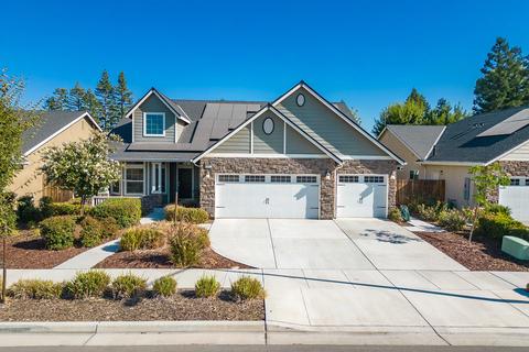 1555 Howard St, Kingsburg, CA 93631