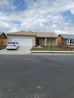 684 W Red Oak Ave S, Porterville, CA 93257