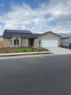 714 W Red Oak Ave S, Porterville, CA 93257
