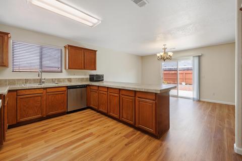 213 E Wren Ave, Visalia, CA 93291 photo 19