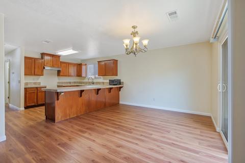 213 E Wren Ave, Visalia, CA 93291 photo 12