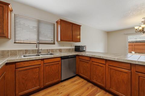 213 E Wren Ave, Visalia, CA 93291 photo 18