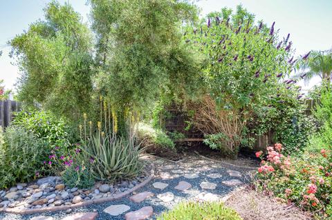 895 W Millbrook St, Hanford, CA 93230