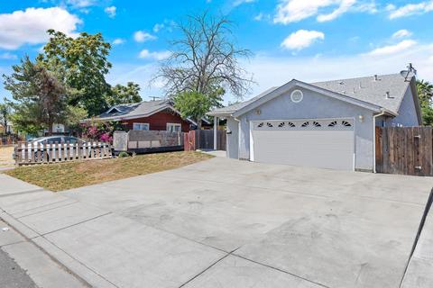 518 E Ivy St, Hanford, CA 93230