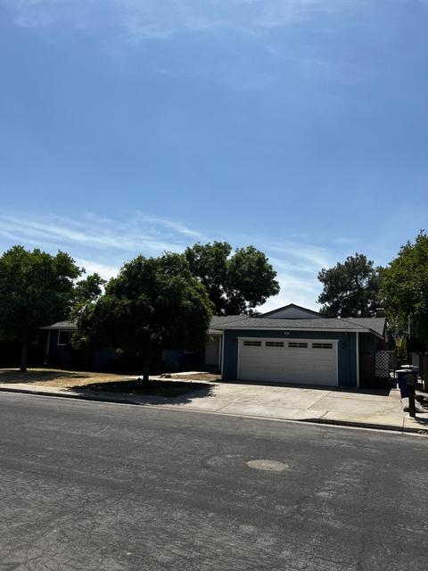 896 Renn Ave, Clovis, CA 93611 photo 3