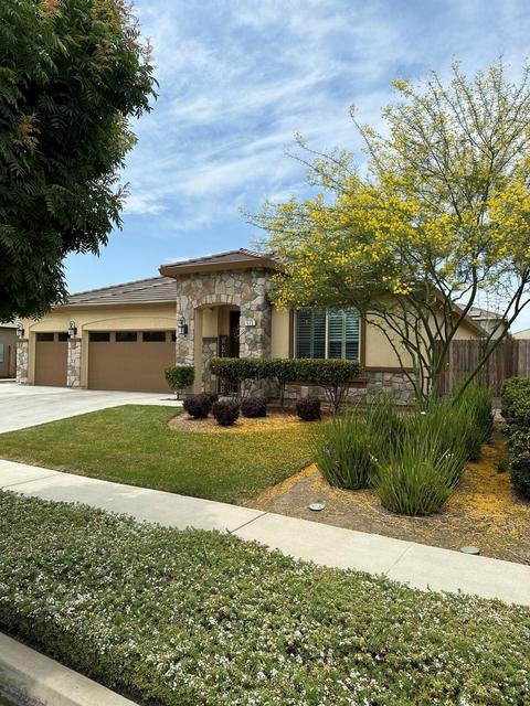 573 Ocean St, Tulare, CA 93274