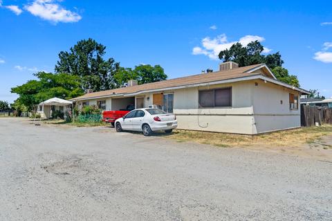 768 E Larry St, Farmersville, CA 93223