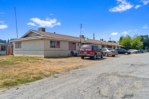 754 E Larry St, Farmersville, CA 93223
