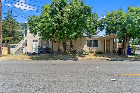 398 E Oakland St, Farmersville, CA 93223