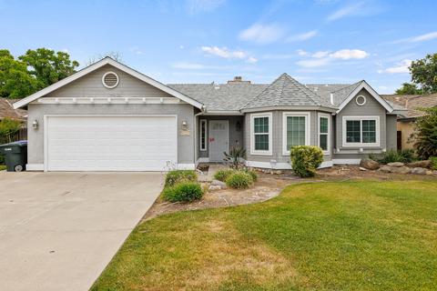 2753 Pine Castle Dr, Hanford, CA 93230