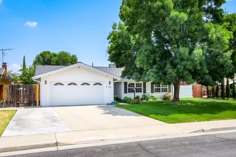 520 Orangewood Dr, Lemoore, CA 93245