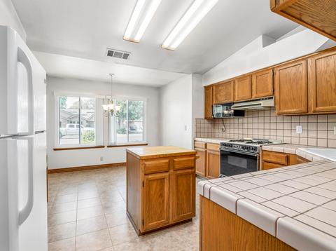 69 Cantebury Dr, Lemoore, CA 93245 photo 8