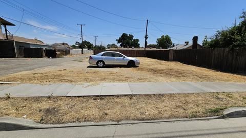 W Cross Avenue, Tulare, CA 93274