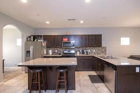 310 Dogwood St, Dinuba, CA 93618