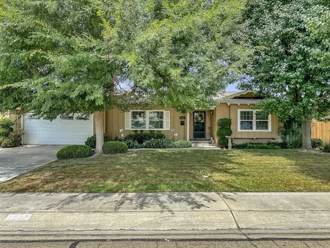 2932 W Laura Ave, Visalia, CA 93277