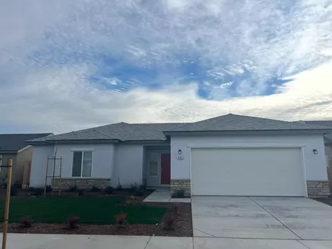685 W Red Oak Ave N, Porterville, CA 93257