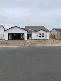 715 W Red Oak Ave N, Porterville, CA 93257