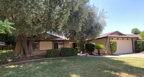 3227 W Sunnyside Ct, Visalia, CA 93277