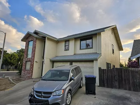 2428 W Packwood Dr, Visalia, CA 93277