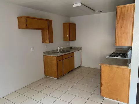 1443 E Douglas Ave, Visalia, CA 93292 photo 3