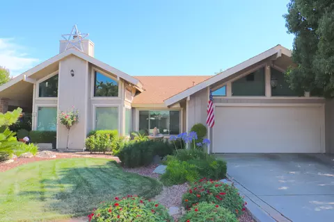 668 E Davis Dr, Dinuba, CA 93618 photo 2
