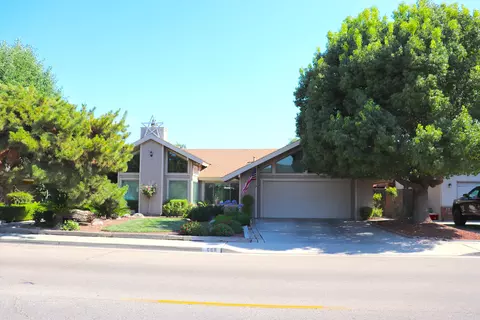 668 E Davis Dr, Dinuba, CA 93618 photo 3