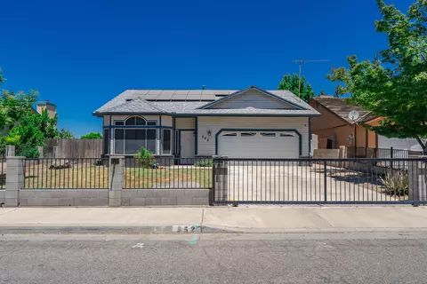 552 W Citrus Dr, Farmersville, CA 93223
