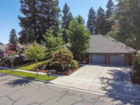 2315 SE Cottonwood Cir, Visalia, CA 93277