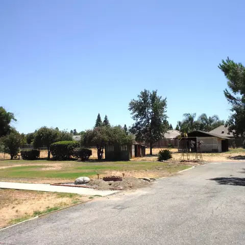 1411 E Walnut Ave, Visalia, CA 93292 photo 2