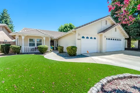 1241 E Richard Smith Ave, Tulare, CA 93274
