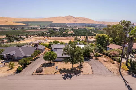 1266 Hillcrest Dr, Lindsay, CA 93247