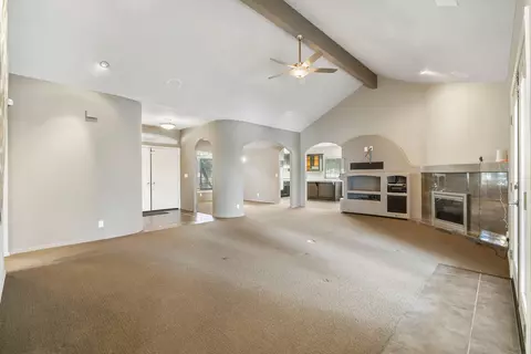 1441 E Laura Ct, Visalia, CA 93292 photo 2