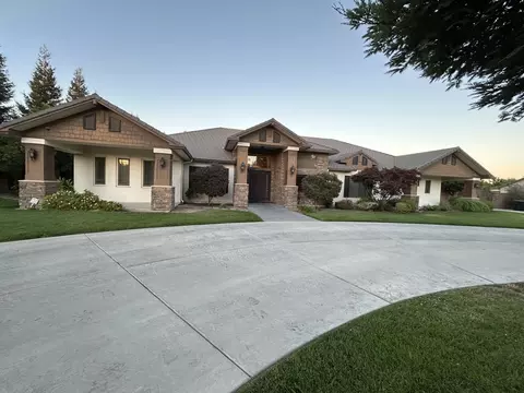 3332 S Peppertree Ct, Visalia, CA 93277