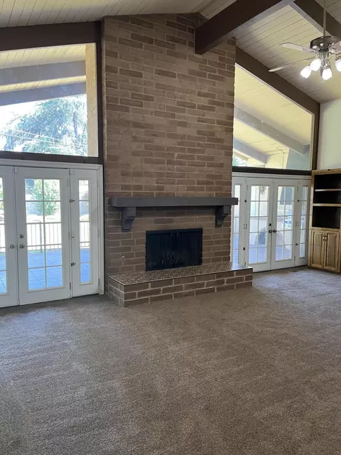 5663 E Park Circle Dr, Fresno, CA 93727