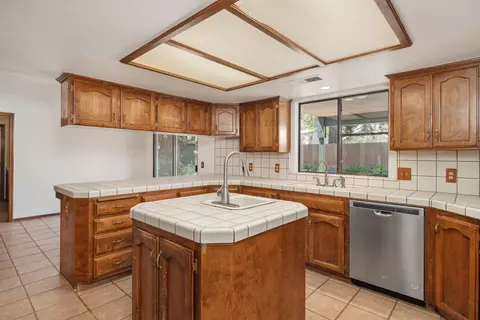 244 E Wilson Ave, Tulare, CA 93274 photo 12