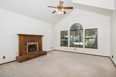 244 E Wilson Ave, Tulare, CA 93274 photo 6
