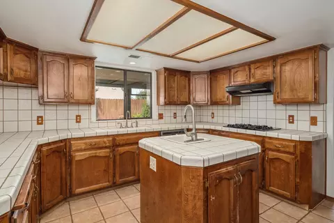 244 E Wilson Ave, Tulare, CA 93274 photo 11