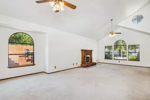 244 E Wilson Ave, Tulare, CA 93274 photo 9