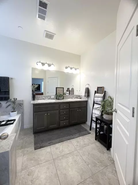 951 E Mesa Ct, Visalia, CA 93292 photo 11