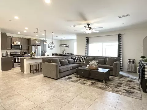 951 E Mesa Ct, Visalia, CA 93292 photo 3