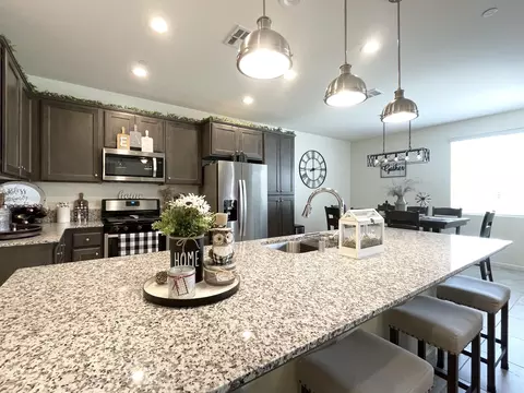 951 E Mesa Ct, Visalia, CA 93292 photo 4