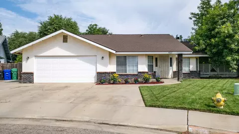 601 Balmoral Dr, Porterville, CA 93257
