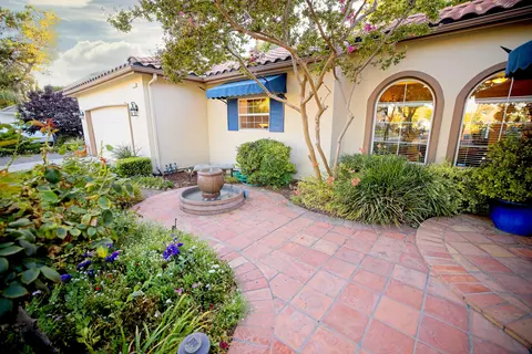 2416 Oakes Ln, Hanford, CA 93230